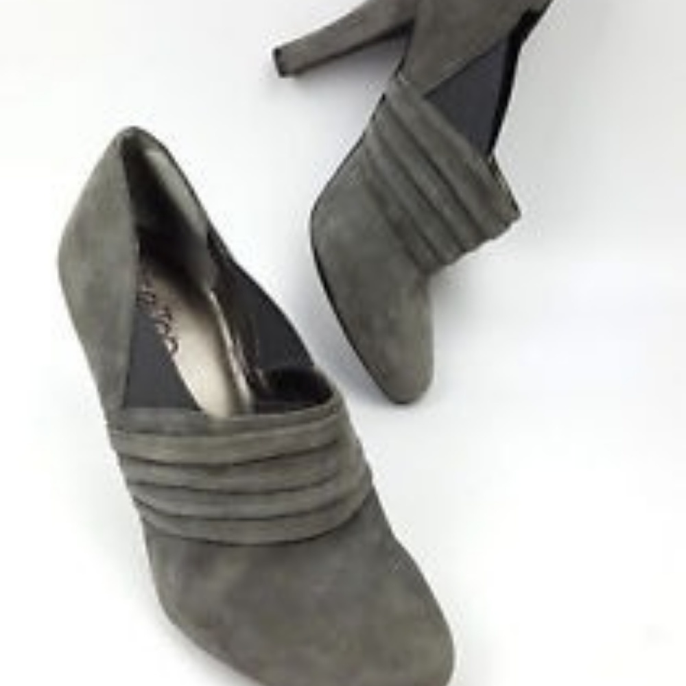 ISO Me Too Grey Slip-On Booties !DON'T BUY!
